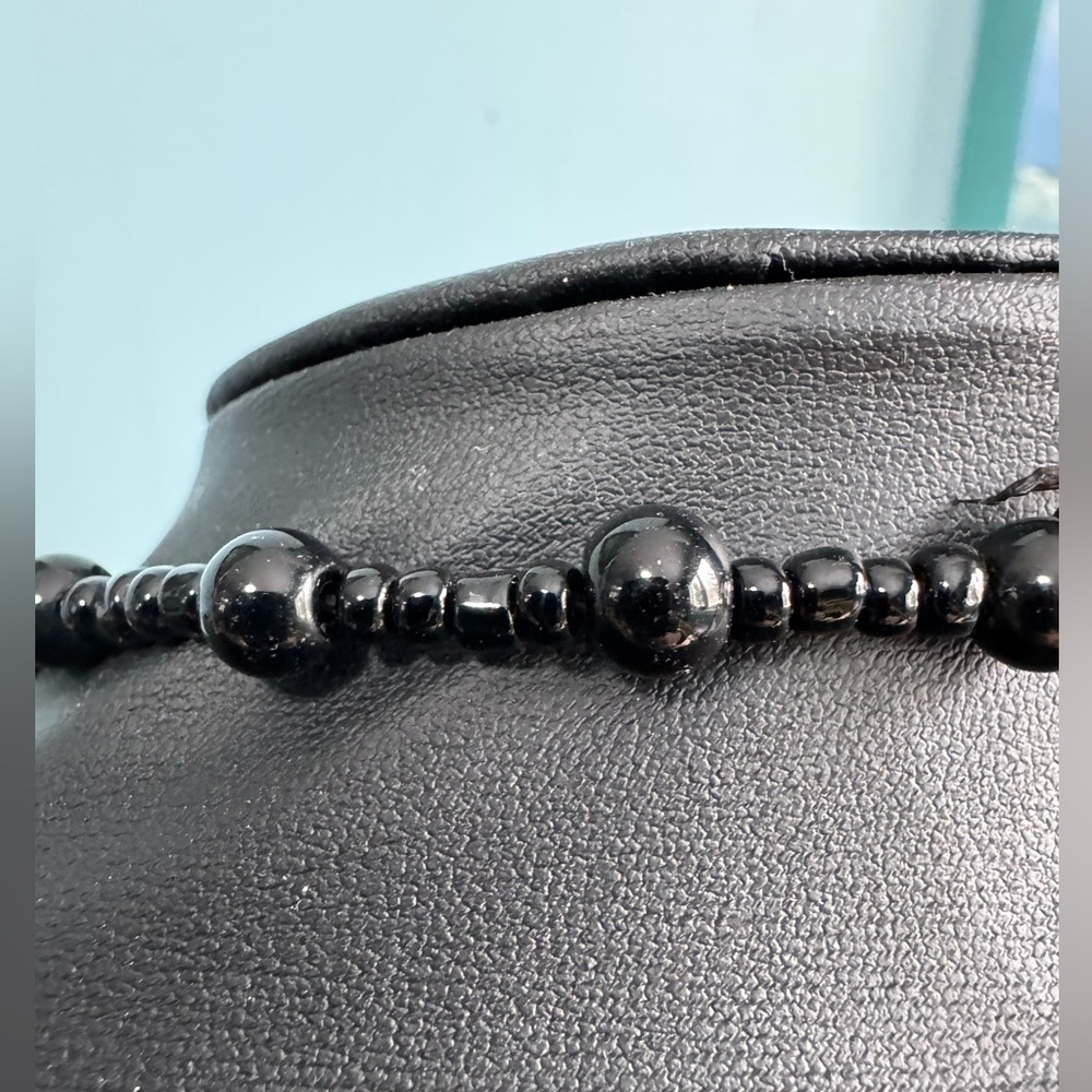 Elegant Black and Red Beaded Necklace - Picture 9 of 10